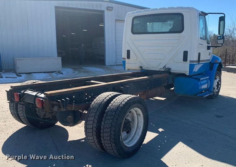 image for item DP8828 2005 International 4300 truck cab and chassis