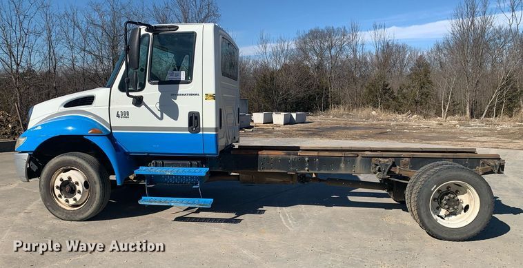 image for item DP8828 2005 International 4300 truck cab and chassis