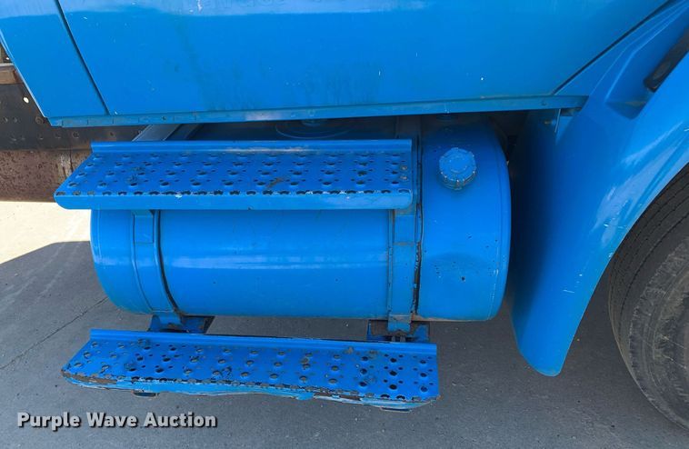 image for item DP8828 2005 International 4300 truck cab and chassis