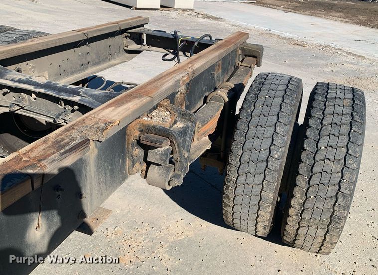 image for item DP8828 2005 International 4300 truck cab and chassis