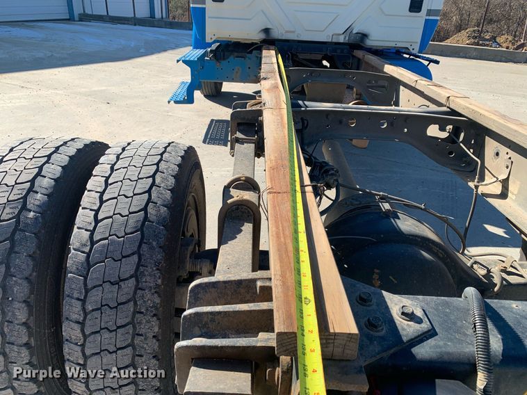 image for item DP8828 2005 International 4300 truck cab and chassis