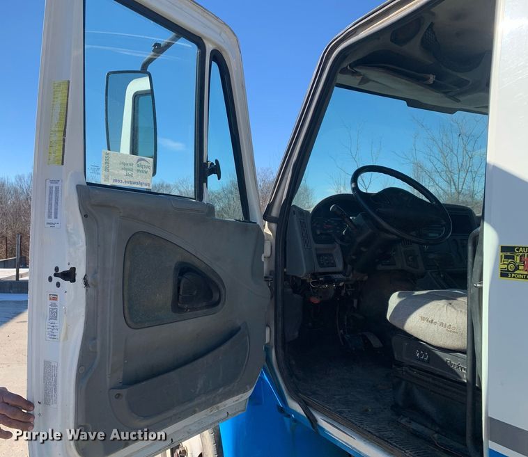 image for item DP8828 2005 International 4300 truck cab and chassis