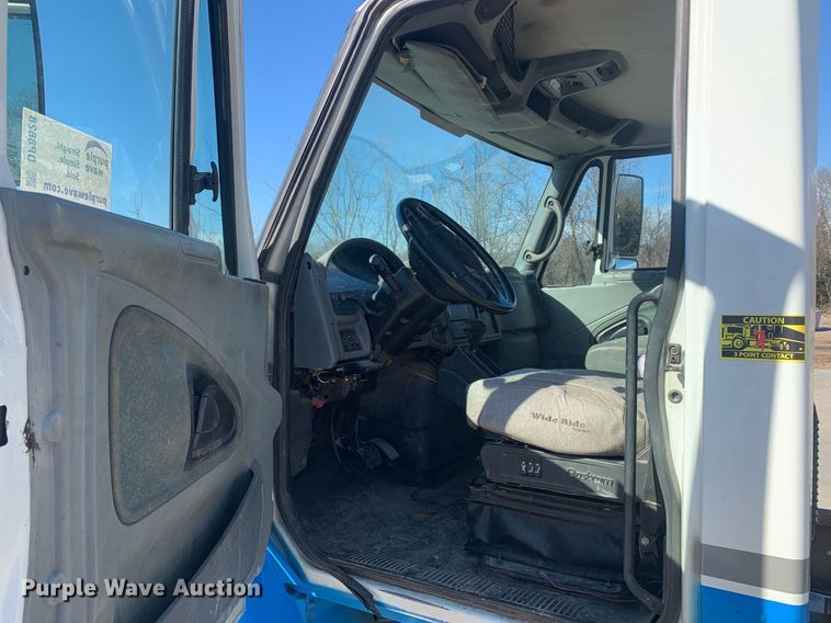 image for item DP8828 2005 International 4300 truck cab and chassis