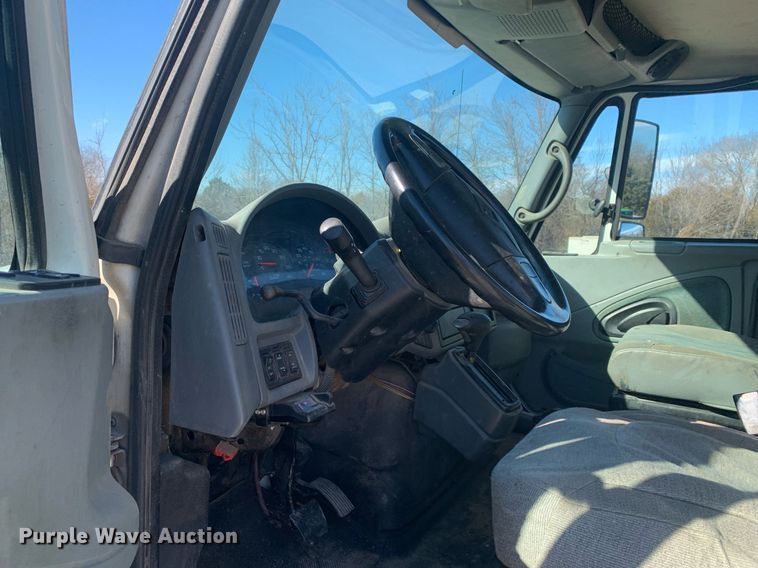 image for item DP8828 2005 International 4300 truck cab and chassis