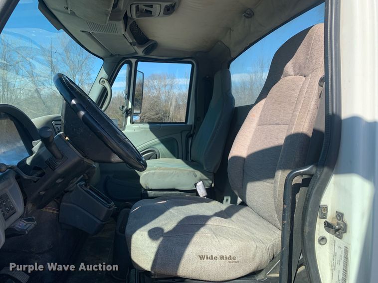 image for item DP8828 2005 International 4300 truck cab and chassis