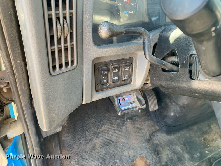 image for item DP8828 2005 International 4300 truck cab and chassis