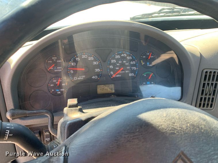 image for item DP8828 2005 International 4300 truck cab and chassis