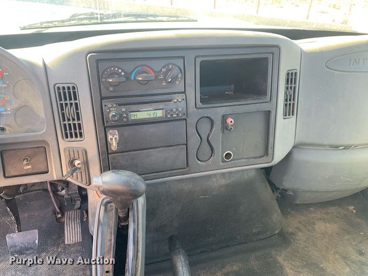 image for item DP8828 2005 International 4300 truck cab and chassis