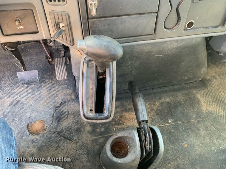 image for item DP8828 2005 International 4300 truck cab and chassis