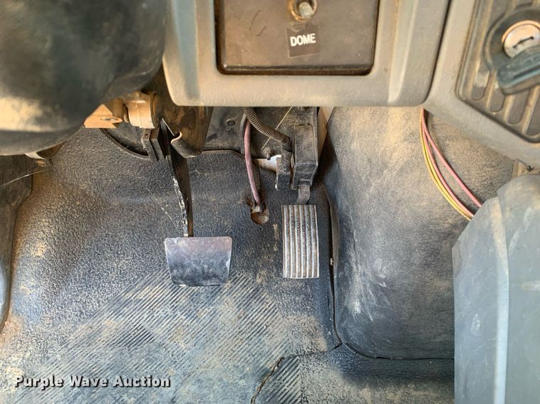 image for item DP8828 2005 International 4300 truck cab and chassis