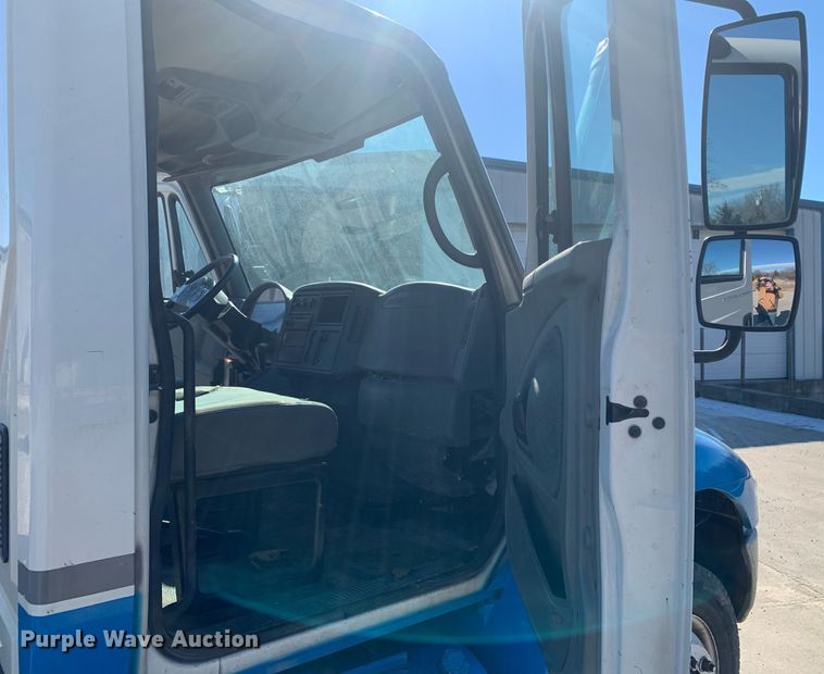 image for item DP8828 2005 International 4300 truck cab and chassis