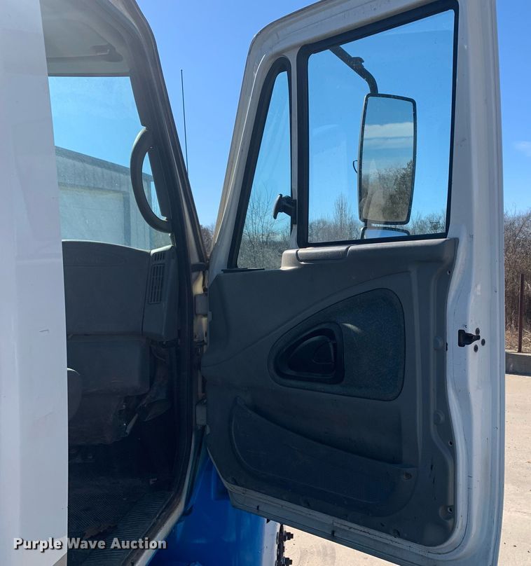 image for item DP8828 2005 International 4300 truck cab and chassis