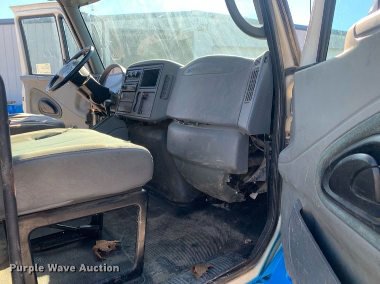 image for item DP8828 2005 International 4300 truck cab and chassis