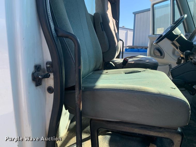 image for item DP8828 2005 International 4300 truck cab and chassis