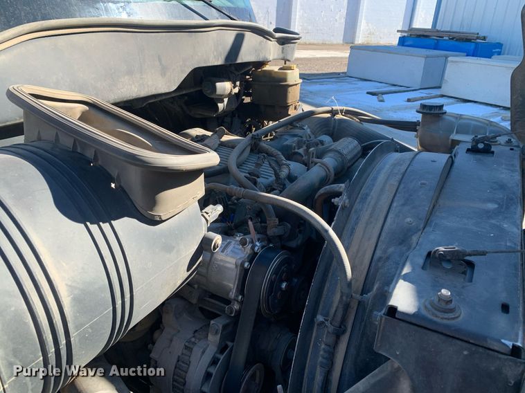 image for item DP8828 2005 International 4300 truck cab and chassis