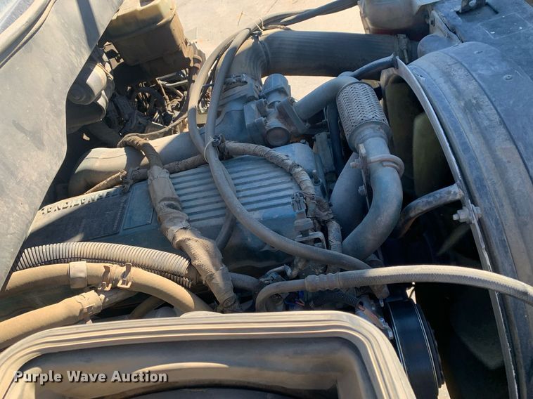 image for item DP8828 2005 International 4300 truck cab and chassis