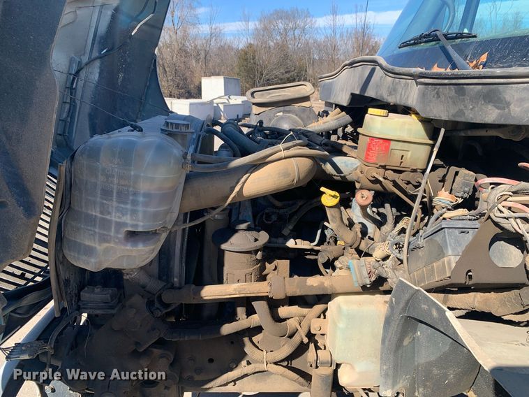 image for item DP8828 2005 International 4300 truck cab and chassis