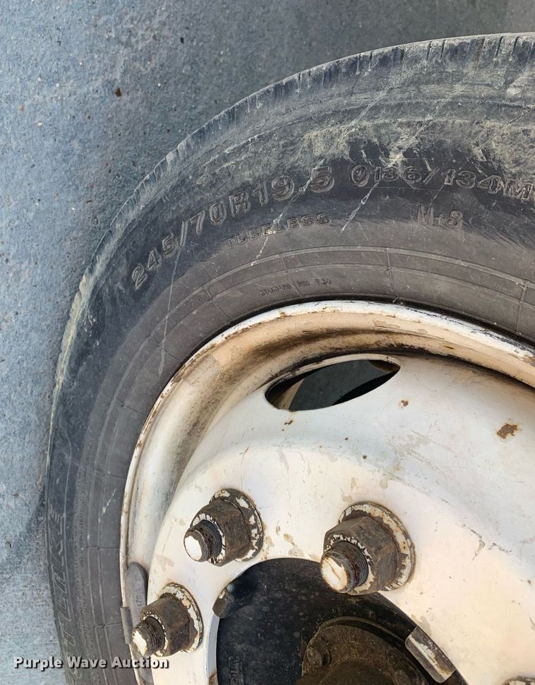 image for item DP8828 2005 International 4300 truck cab and chassis