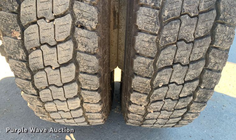 image for item DP8828 2005 International 4300 truck cab and chassis