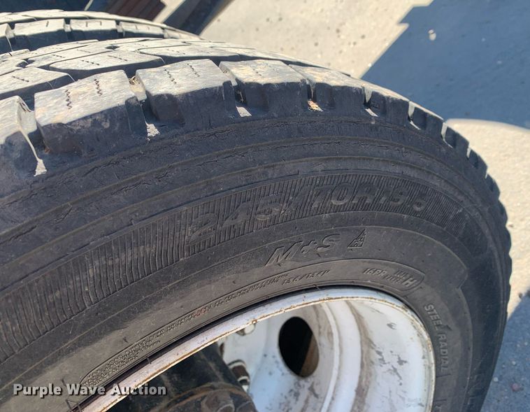 image for item DP8828 2005 International 4300 truck cab and chassis