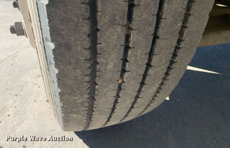 image for item DP8828 2005 International 4300 truck cab and chassis