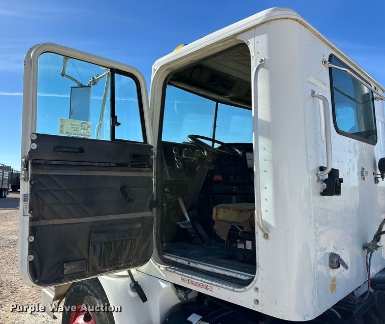 image for item DQ1579 1998 International 9100 semi truck