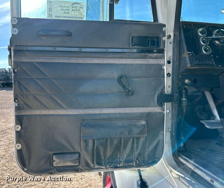 image for item DQ1579 1998 International 9100 semi truck