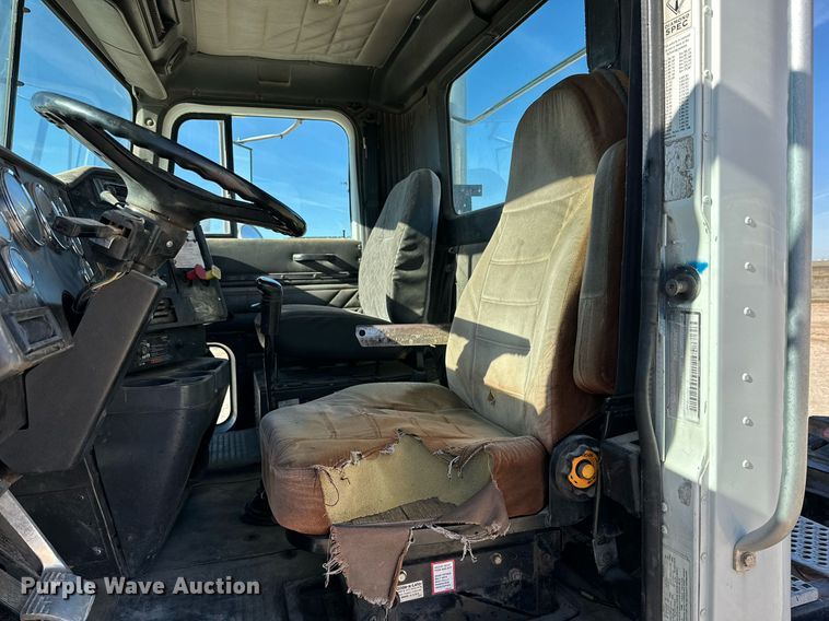 image for item DQ1579 1998 International 9100 semi truck