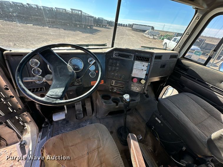 image for item DQ1579 1998 International 9100 semi truck