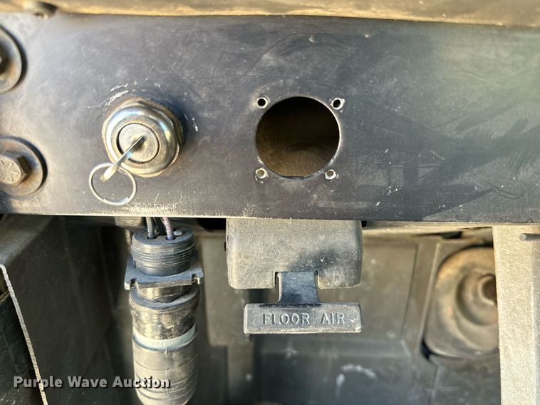 image for item DQ1579 1998 International 9100 semi truck