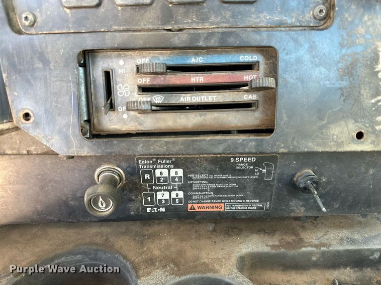 image for item DQ1579 1998 International 9100 semi truck