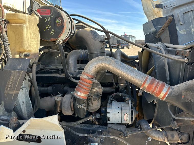 image for item DQ1579 1998 International 9100 semi truck