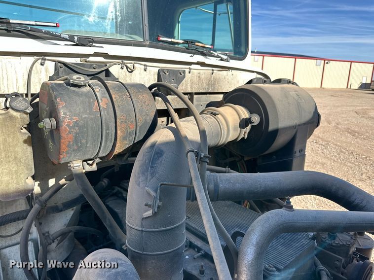 image for item DQ1579 1998 International 9100 semi truck