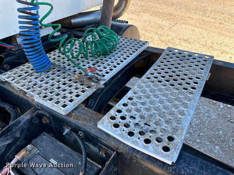 image for item DQ1579 1998 International 9100 semi truck