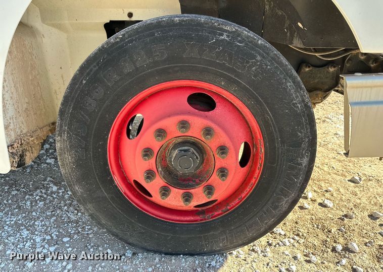 image for item DQ1579 1998 International 9100 semi truck