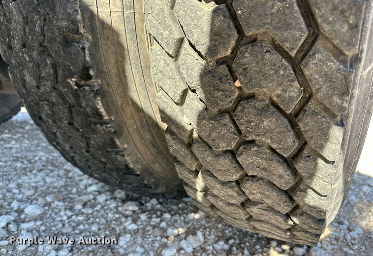 image for item DQ1579 1998 International 9100 semi truck