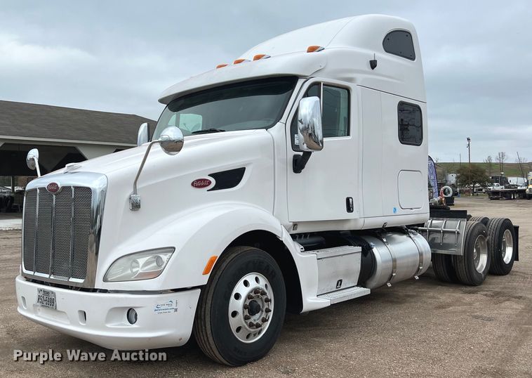 image for item DQ2363 2013 Peterbilt 587 semi truck