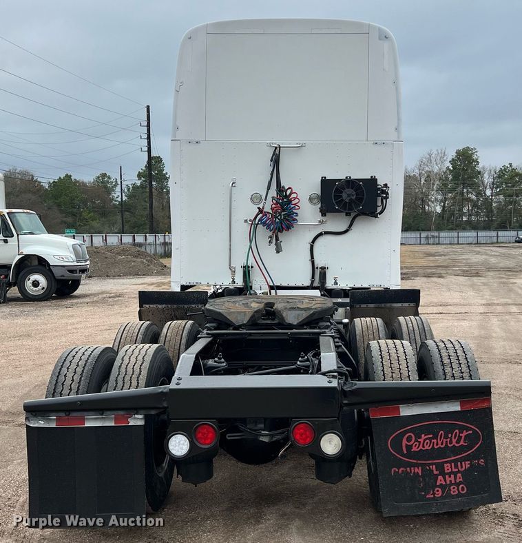 image for item DQ2363 2013 Peterbilt 587 semi truck