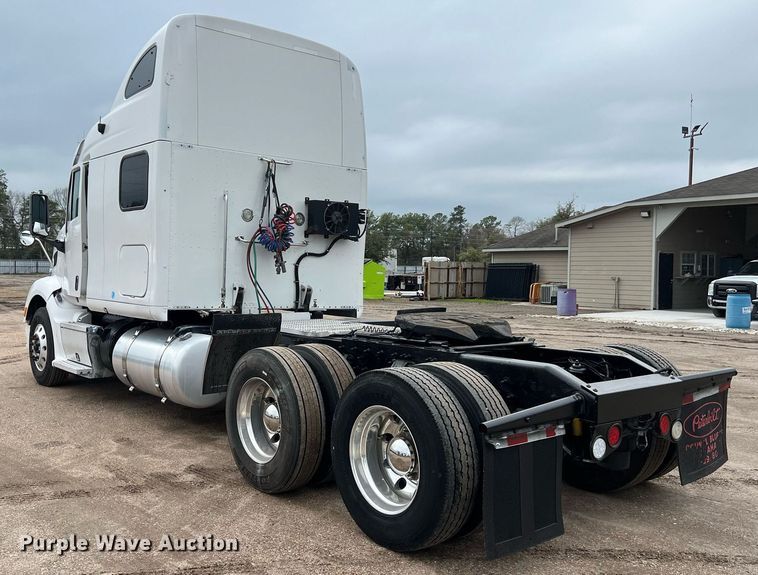 image for item DQ2363 2013 Peterbilt 587 semi truck