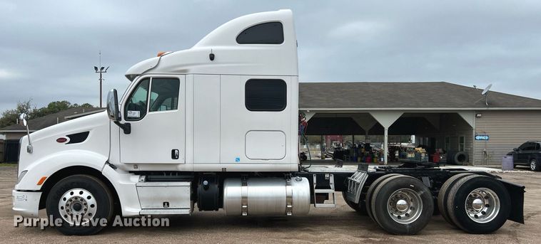 image for item DQ2363 2013 Peterbilt 587 semi truck