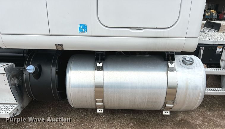 image for item DQ2363 2013 Peterbilt 587 semi truck