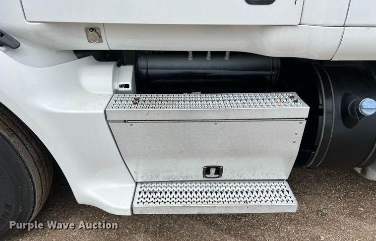 image for item DQ2363 2013 Peterbilt 587 semi truck