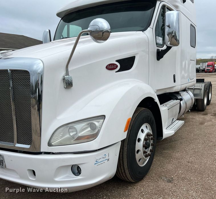 image for item DQ2363 2013 Peterbilt 587 semi truck