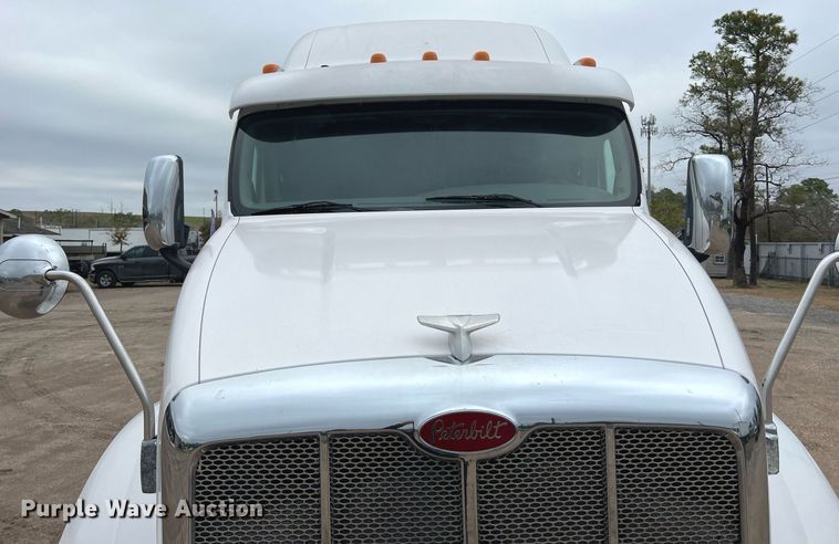image for item DQ2363 2013 Peterbilt 587 semi truck