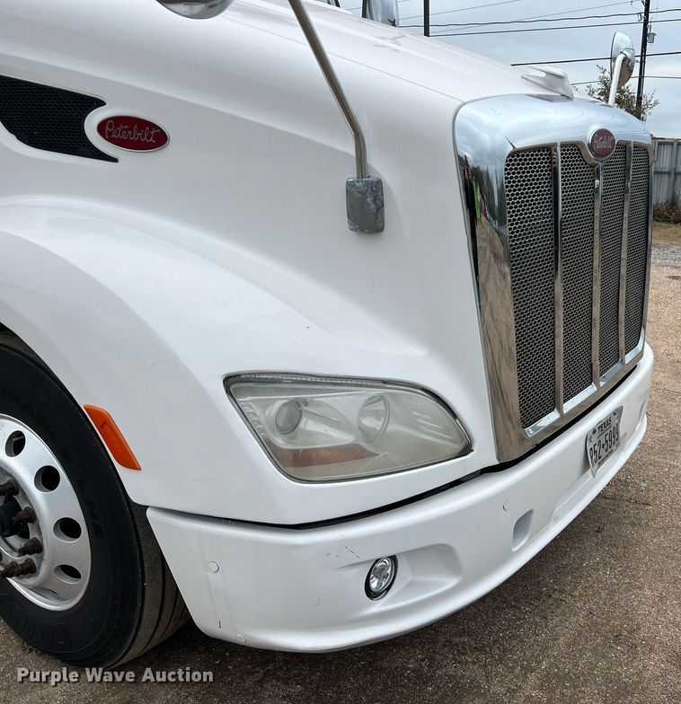 image for item DQ2363 2013 Peterbilt 587 semi truck