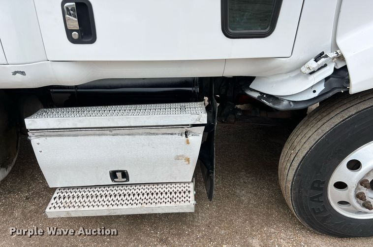 image for item DQ2363 2013 Peterbilt 587 semi truck