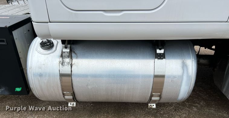 image for item DQ2363 2013 Peterbilt 587 semi truck