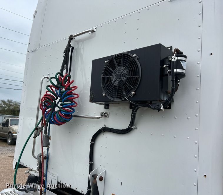 image for item DQ2363 2013 Peterbilt 587 semi truck