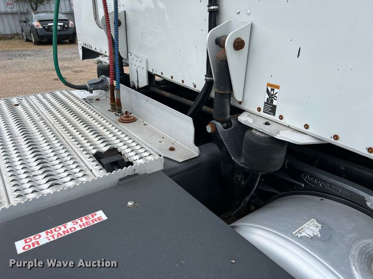 image for item DQ2363 2013 Peterbilt 587 semi truck