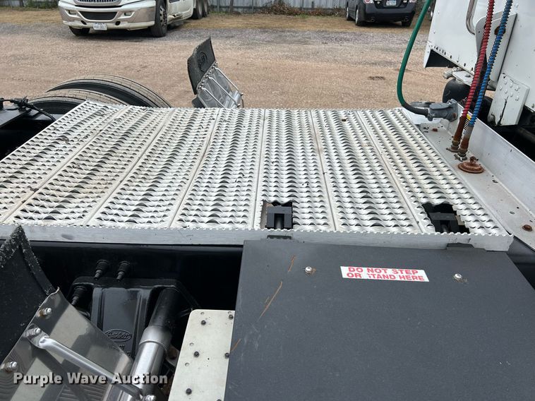 image for item DQ2363 2013 Peterbilt 587 semi truck